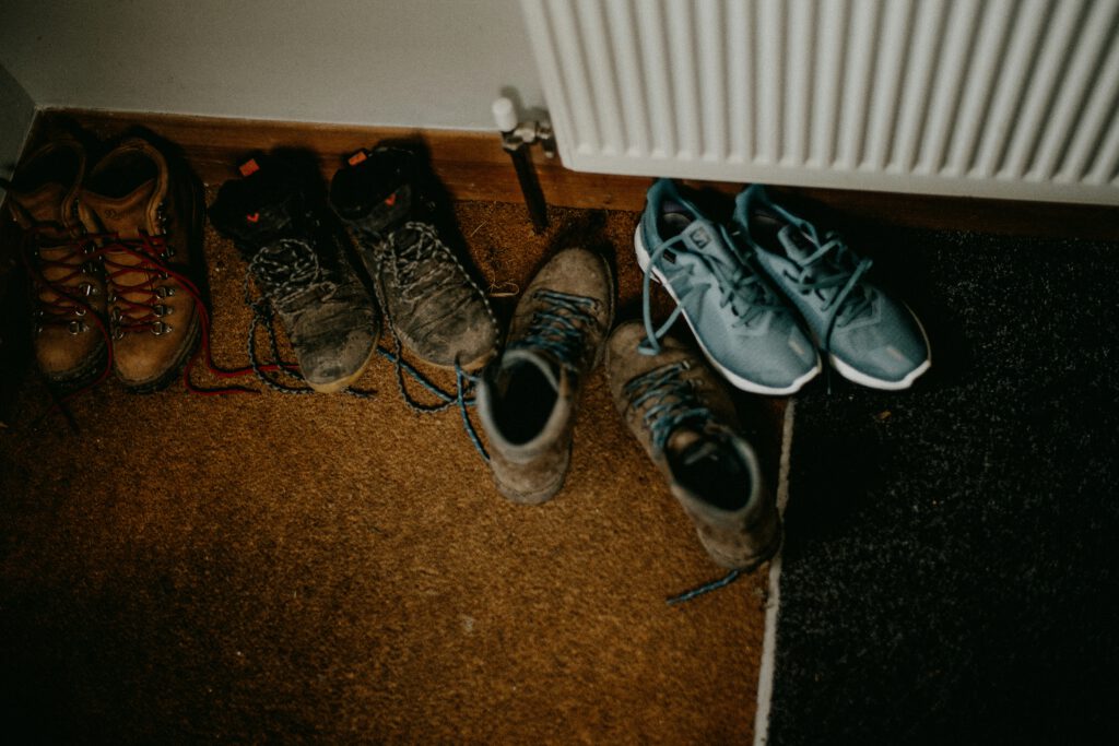 Schuhe im Hausflur: Konflikte vermeiden und Harmonie wahren Viele Schuhe in einem Hausflur