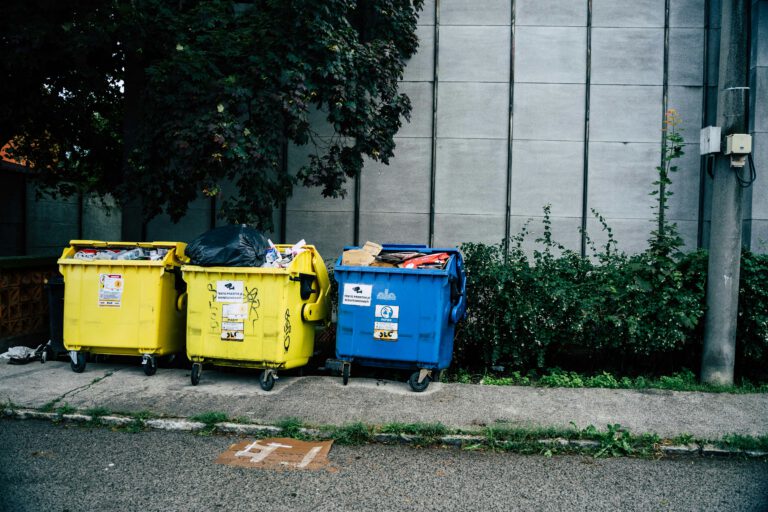Plastikmüll im Alltag: Tipps für korrektes Recycling Bunte Mülltonnen zur korrekten Plastikmüll-Trennung im Haushalt