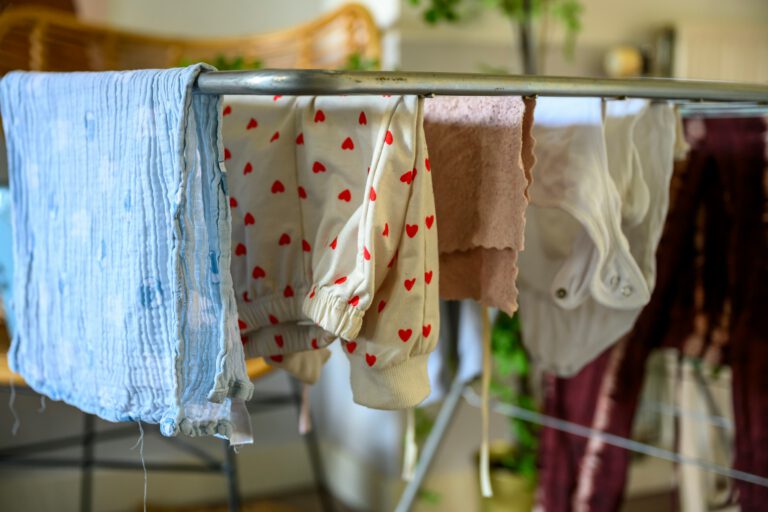 Wäsche in der Wohnung trocknen: So vermeiden Sie Schimmel Wäscheständer in einer Wohnung zum Wäsche trocknen mit Tipps zur Vermeidung von Schimmel