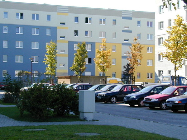 Überdachter Balkon einer hellen 2-Zimmer-Wohnung in Forst (Lausitz) mit Blick ins Grüne.