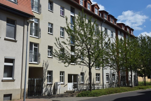 Großzügige 4-Zimmer-Altbauwohnung mit Balkon und Garten Großzügige 4-Zimmer-Altbauwohnung mit Balkon und Garten