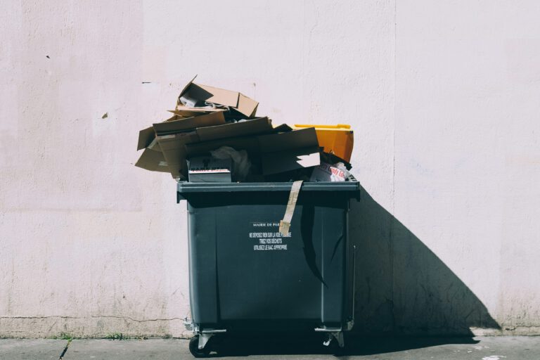 Ein überfüllter Altpapier-Container mit vielen unzerkleinerten Pappkartons.