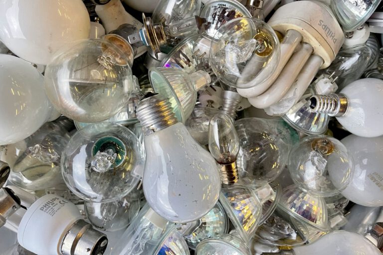 Elektroschrott richtig entsorgen: So vermeiden Sie Brände Eine Kiste voll mit Glühbirnen als Beispiel für Elektroschrott