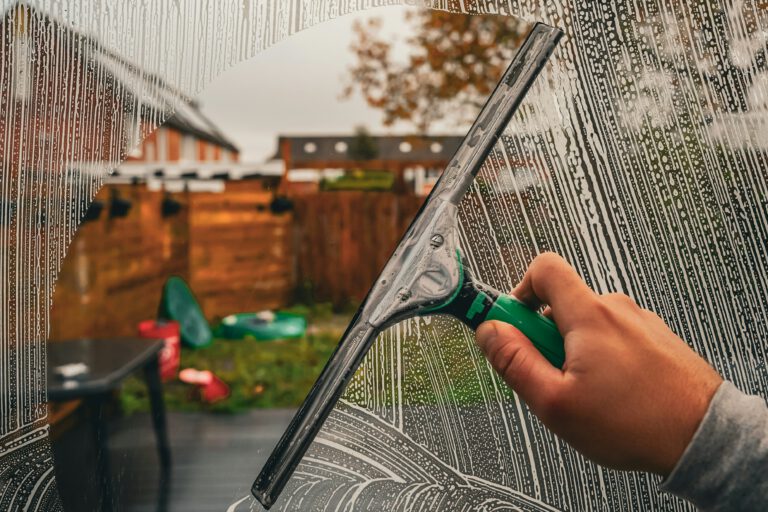 Fenster und Türen pflegen: So strahlt Ihre Wohnung wie neu Sorgfältige Reinigung der Fensterrahmen in einer hellen Wohnung für optimalen Werterhalt