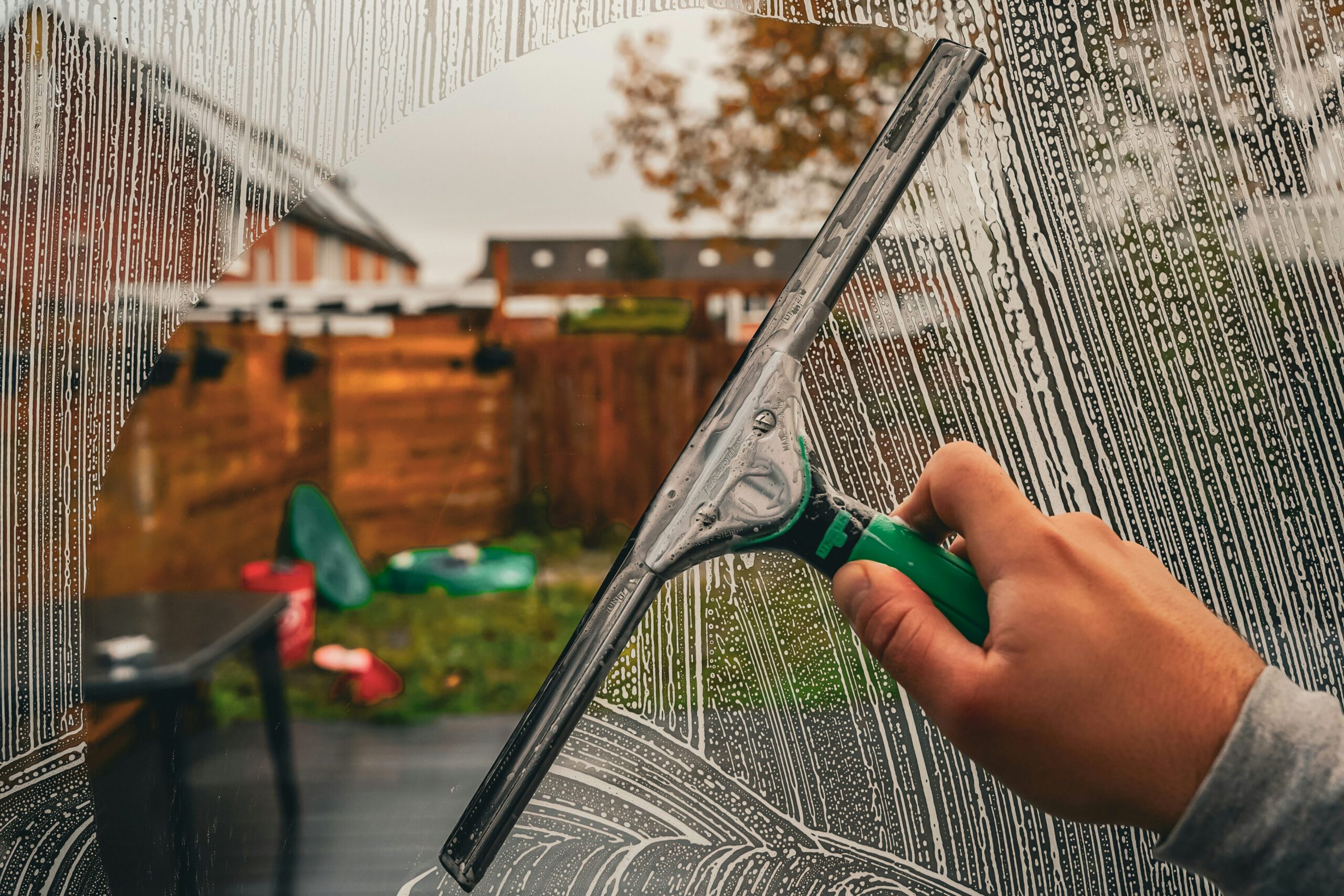 Fenster und Türen pflegen: So strahlt Ihre Wohnung wie neu Fenster und Türen pflegen: So strahlt Ihre Wohnung wie neu